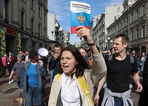 Основная причина протестов в том, что подрастающая молодежь не знает не то что истории, но и даже недавнего прошлого