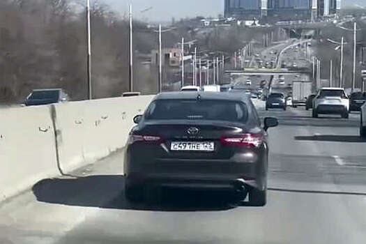 Во Владивостоке Toyota Camry 20 минут оттормаживал пожарный автомобиль