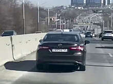 Во Владивостоке Toyota Camry 20 минут оттормаживал пожарный автомобиль