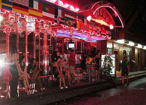 В Амстердаме туристам запретили пялиться на женщин легкого поведения