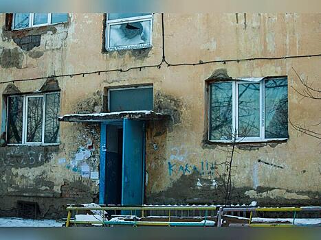 «Газель» слетела с дороги к подъезду в Чите