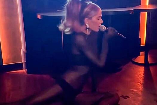 Кейт Бекинсейл в прозрачном комбинезоне исполнила откровенный танец