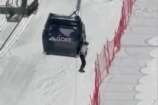 Десятки лыжников зависли над землей на курорте в США