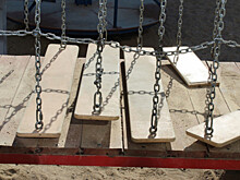 Детские площадки в Костомукше разваливаются спустя год после установки