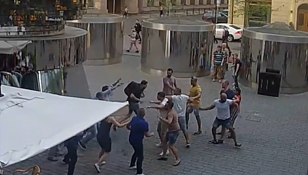 Буйные туристы проломили голову официанту в центре Праги. Видео