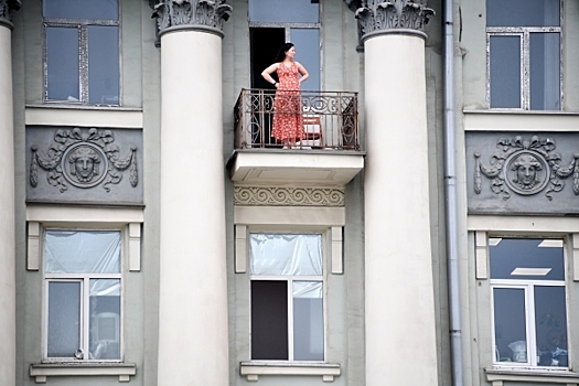 Не оголяться: Что грозит за выход на балкон без одежды