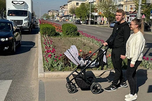 Несмотря на обстрелы, в Луганске становится все больше цветов и детей