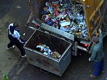 Жители дома в Москве пожаловались на гору мусора в подъезде