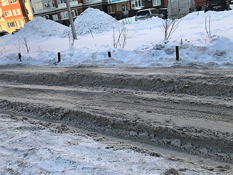 В нечищеном дворе в Рязани застряла «скорая» и шесть машин помяли бамперы