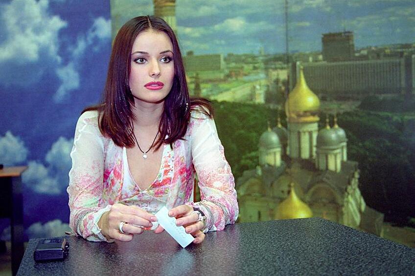 В 2002 году Оксана Федорова стала известна всему миру, сперва завоевав корону конкурса «Мисс Вселенная 2002», а после потеряв ее из-за неисполнения обязанностей победительницы.