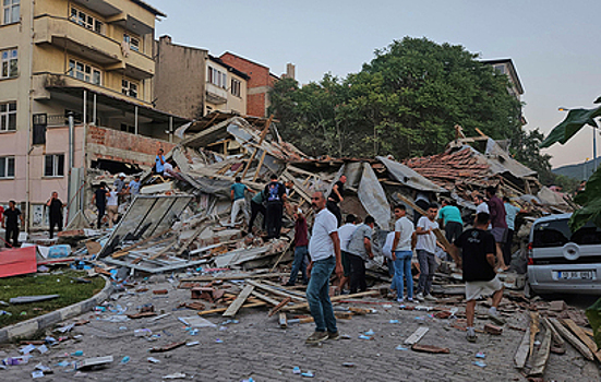 В Турции жители покидают свои дома из-за землетрясения