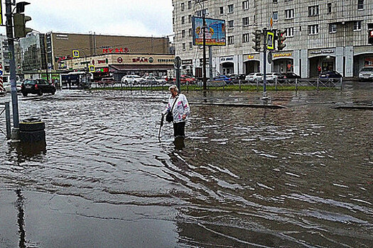 В Петербурге закрыли дамбу из-за угрозы наводнения