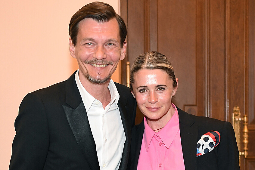 Оксана Фандера и Филипп Янковский (36 лет вместе).  Оксана Фандера и Филипп Янковский вместе с 1988 года: с момента первой встречи до предложения руки и сердца прошел всего один месяц. Поначалу Фандера переживала, как ее примут в знаменитой семье, ведь она была никому не известной актрисой и только начинала карьеру. Но сомнения оказались напрасными: семья Янковских тепло встретила избранницу сына. В 1990 году у супругов родился сын Иван, а в 1995-м — дочь Елизавета. Оба пошли по стопам родителей и продолжили актерскую династию. В одном из интервью Фандера признавалась, что дает мужу полную свободу, ведь именно она, по ее мнению, позволяет человеку чувствовать себя счастливым в браке.