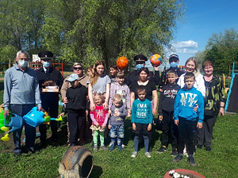 Полицейские и общественники в Смоленской области подарили праздник ребятам из подшефного учреждения