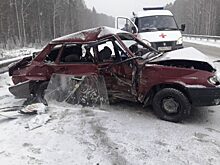 На свердловской трассе автоледи врезалась в пассажирский автобус