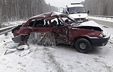 На свердловской трассе автоледи врезалась в пассажирский автобус