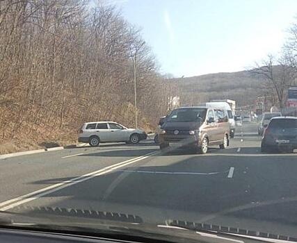 Во Владивостоке две иномарки не поделили дорогу