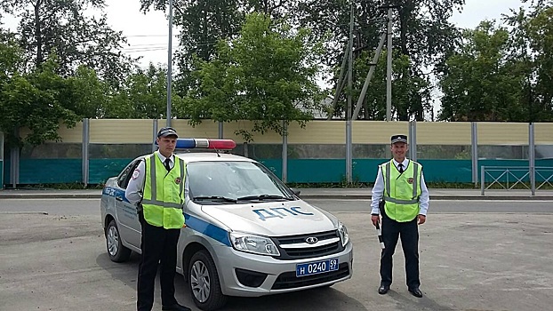 Полицейские, перекрывшие шоссе Космонавтов ради утят: «Водители отнеслись к просьбе с пониманием»