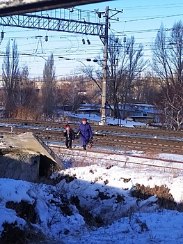 Саратовские дети ходят в школу через железнодорожные пути