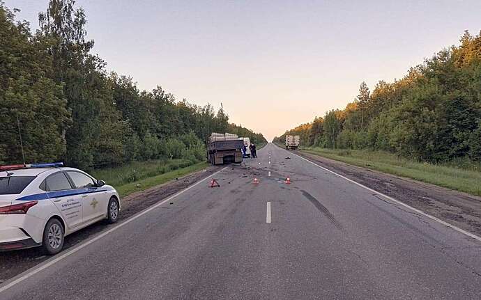 Лобовое столкновение легковушки и грузовика: три человека погибли