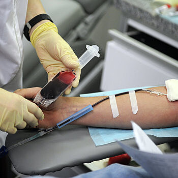 Зеленский подписал закон о безопасности донорской крови