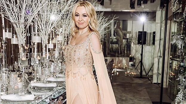 Рудковская показала елку и роскошное платье от ливанского дизайнера