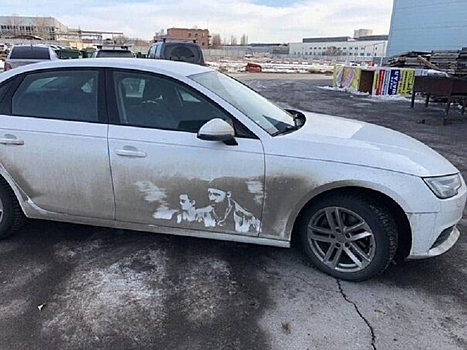 Мужчина использует грязные машины как холст в Ростове