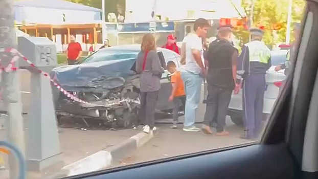 В Подмосковье уходивший от погони BMW «впечатал» другое авто в кафе