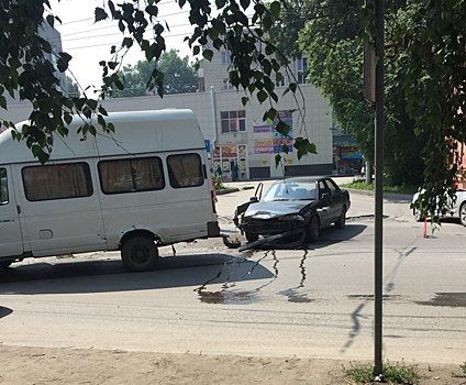 Маршрутка с пассажирами попала в аварию на Затулинке