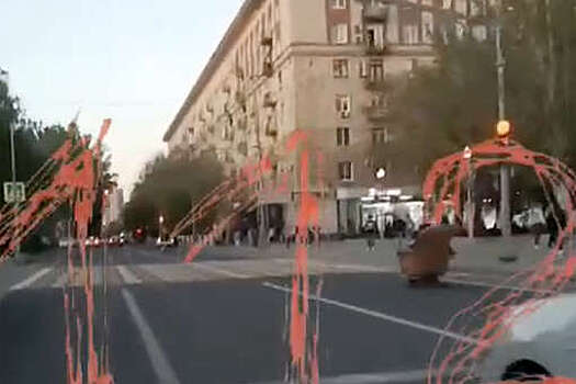 Появилось видео, как волгоградец едет по трассе на большом кресле