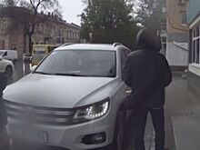 Автоледи на внедорожнике попыталась переехать активиста "СтопХам" в Крыму