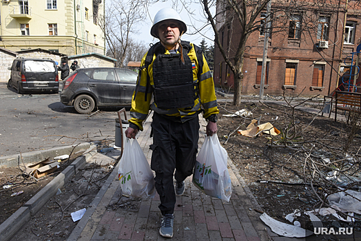 Добровольцы из ХМАО восстановили памятники в Мариуполе к 9 Мая