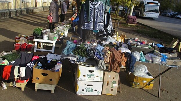 Двое кировчан получили штраф за несанкционированную торговлю