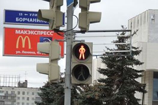 В Ульяновске девушка, переходившая на «красный», попала под машину
