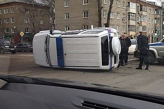 "Жигули" протаранили полицейский УАЗ в Коломне