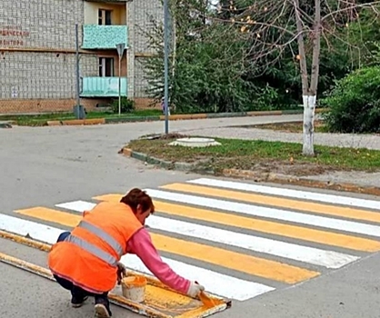 На дорогах во Фролово обустраивают новые пешеходные переходы