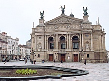 Трое ведущих артистов львовского театра не вернулись на Украину с гастролей