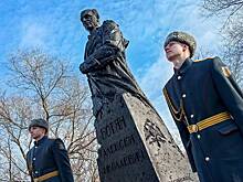Памятник Герою России Ботяну открыли в Москве