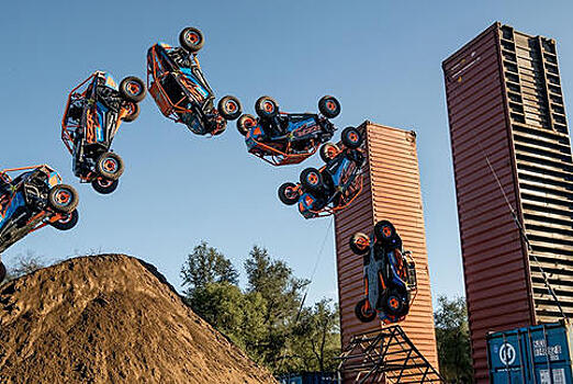 Видео: багги сделал обратное сальто и проехал по «стене смерти»