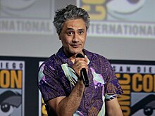 Тайка Вайтити во время карантина стал шить детские игрушки