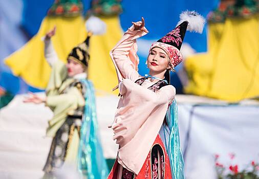 В Торжке пройдет выставка старинных женских костюмов разных народов