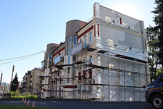 В Курске ремонтируют дом с аркой на улице Дзержинского