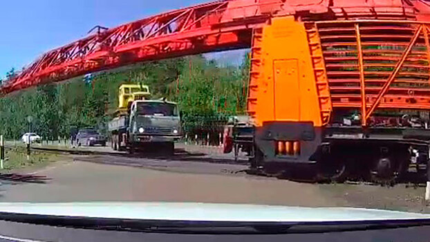 Разбился по глупости: поезд краном перевернул КамАЗ с трактором в Иркутске