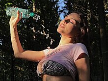 Внучка Михаила Боярского полила себя водой в топе от бикини