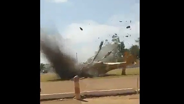 Момент крушения военного вертолета в Мали сняли на видео