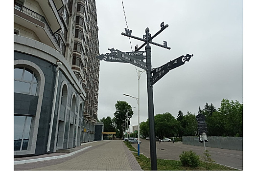 В Благовещенске установили арт-объект, указывающий расстояние до Москвы и Пекина