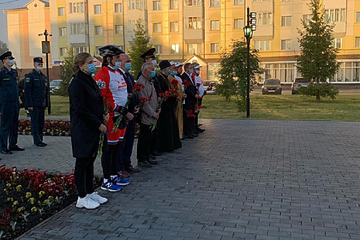 Российский мэр возложил цветы к Вечному огню в лосинах и шлеме