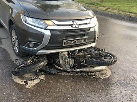 Водитель и пассажир пострадали при столкновении иномарки с деревом в Башкирии
