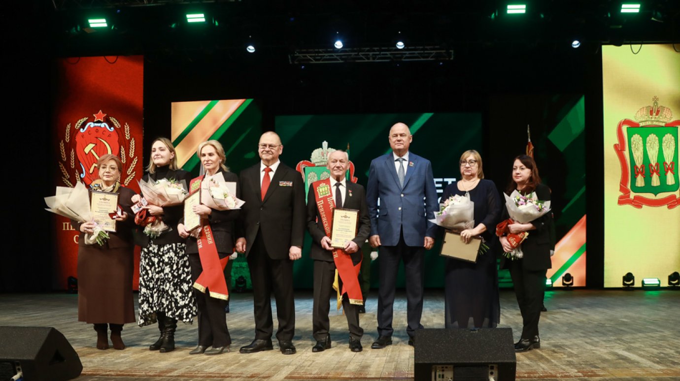 В Пензе вручили регалии новым почетным гражданам области