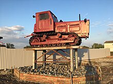 Трактор Т-4 установили на постамент в Новомалороссийской
